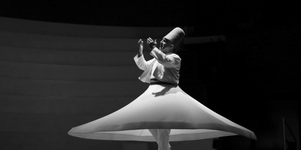 Musée du quai Branly. Spectacle. White Spirit, Transe soufie et street-art. Du 6 au 15 novembre. 

La quête du divin passe chez les soufis par la transe, la répétition du même motif chanté et dansé, qui exprime l'ardent désir de l¿âme de retrouver sa source originelle. Shoof (Hosni Hertelli), street-artist tunisien, la perçoit comme « une énergie pure qui vient du profond intérieur, qui ratisse large, qui s¿étend sans fin, transporte tout sur son horizon, pour
étrangement le recentrer, le « verticaliser »,tel un point de lumière qui fuse pour communier avec le ciel ». 
Il est accompagné par une grande voix de la mosquée des Omeyyades de Damas, Noureddine Khourshid de la confrérie soufie Shâdhiliyya, l'une des plus importantes du monde arabe et de deux danseurs de la confrérie Mawlawiyya des derviches tourneurs de Damas.
Ce spectacle, dans la confrontation du sacré et du profane, de la musique et de l'art visuel, propose une expérience sensorielle et spirituelle forte.